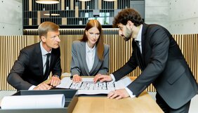 Europäische Fachleute aus Recht, Architektur und Bewertung besprechen gemeinsam Bauunterlagen