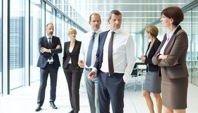 Europäisches Expertenteam in einem modernen deutschen Büro bei einer strukturierten Immobilienberatung mit Kunden