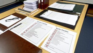 Strukturierte Arbeitsunterlagen und Qualitaetschecklisten
