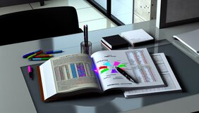Dokumentenmappe mit Baurecht-Paragraphen, tabellarischer Bestandsschutz-Übersicht und Checkliste auf einem professionellen Schreibtisch