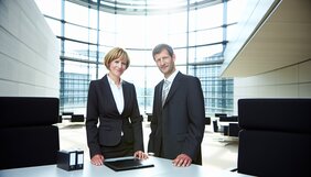 Erfahrene europäische Fachleute in einem deutschen Büro bei einer vertrauensvollen Besprechung
