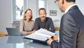 Europäisches Ehepaar erhält ein umfangreiches Verkehrswertgutachten von einem Sachverständigen in einem deutschen Büro