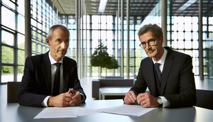 Zwei europäische Geschäftsleute in einem deutschen Büro bei einem vertrauensvollen Gespräch über langfristige Zusammenarbeit