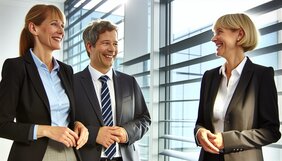 Europäische Fachleute in einem hellen deutschen Büro im vertrauensvollen Gespräch mit einem Kunden
